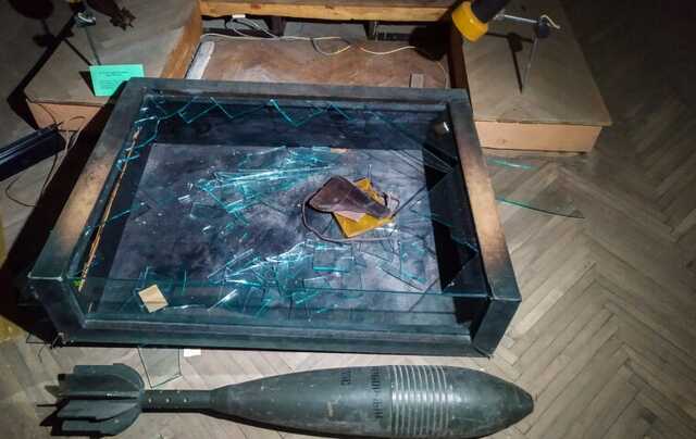 Відступаючи, російські окупанти пограбували музеї Херсона та осквернили могили