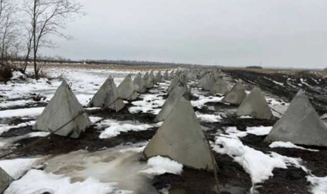 Окупанти в очікуванні контрнаступу ЗСУ у Запорізькій області збудували ряди "зубів дракона"
