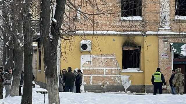 У Гостомелі вандали зрізали з фасаду будівлі графіті Бенксі