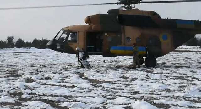 Українські десантники відшліфували свою майстерність із залученням вертольотів: відео тренувань
