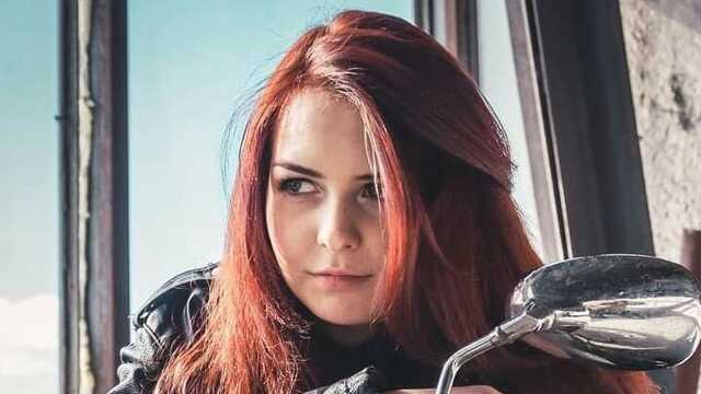 “Пташка” з Азовсталі показала, який неприємний “подарунок” їй підклали на машину