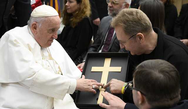 Мер Львова передав Папі Римському хрест із уламком російської крилатої ракети