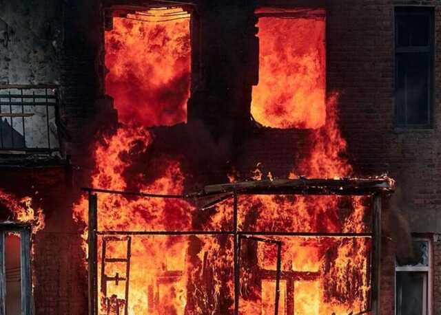 З’явилися фото охопленої вогнем багатоповерхівки в Бахмуті, зроблені під час обстрілу