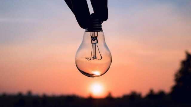 Українцям відключають електроенергію: які графіки діють