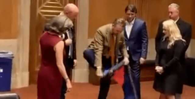 "Знайшли місце для ганчірки": у Конгресі США витерли ноги об прапор "ДНР"