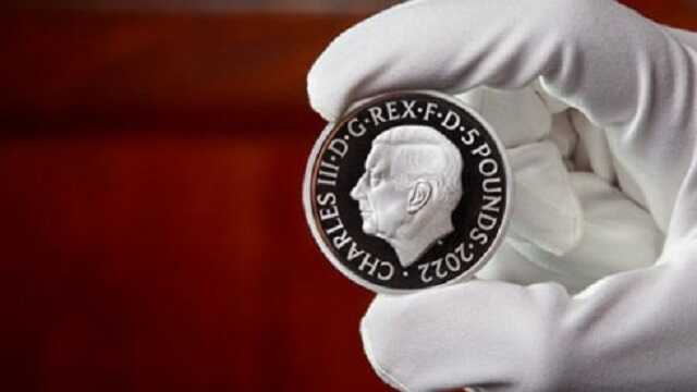 В Британии выпустили в обращение первые монеты с Чарльзом III