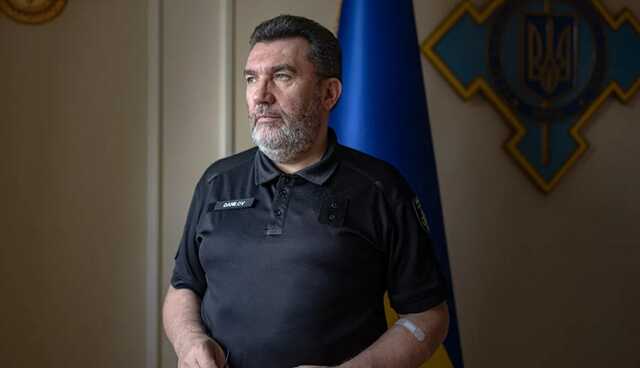 Данілов відповів на слова Меркель про переговори: капітуляцію Путіна можна прийняти стоячи