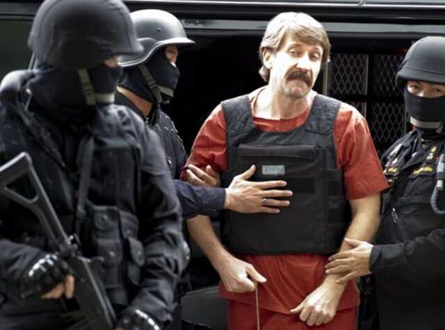 Росія влаштувала цирк з обміном "збройового барона" з ГРУ