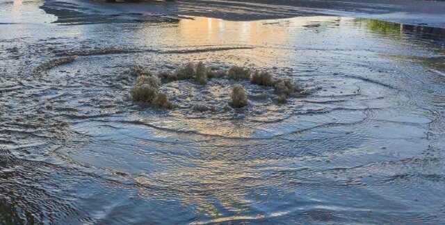 У Деснянському районі Києва через прорив труби дорога пішла під воду