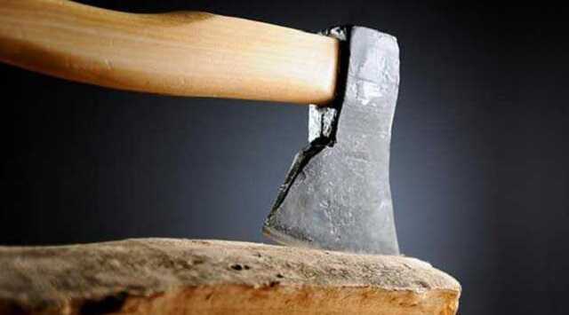 У Києві п’яна жінка сокирою розбила скло в припаркованому легковику