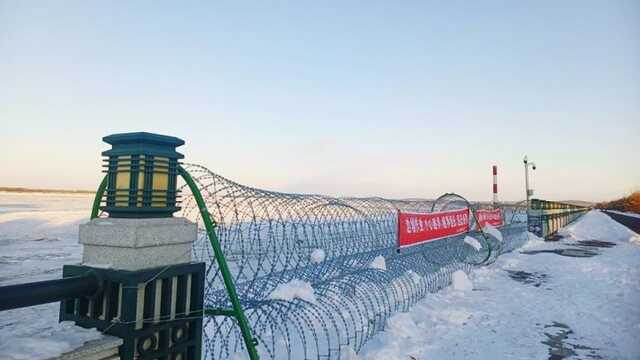 В Китае на границе с Россией появилась колючая проволока