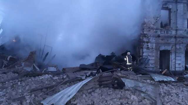 Війська РФ вдарили по Куп’янську й обстріляли карету швидкої: поранено фельдшера