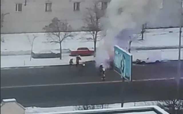 В Києві на Троєщині під час руху загорівся автомобіль