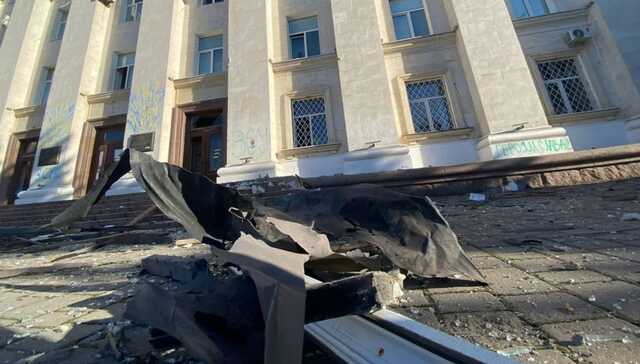 Пошкоджено два поверхи. РФ сьогодні обстріляла будівлю ОВА у Херсоні