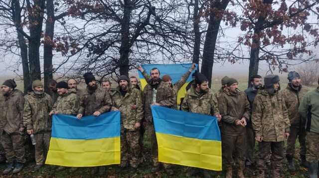 Захисники Бахмута та громадянин США: Україна повернула з полону ще 64 бійця