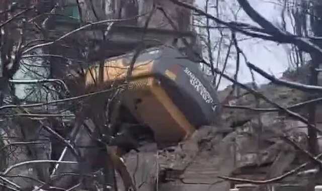 В Ірпені під час знесення пошкодженого будинку перекинувся екскаватор