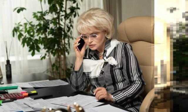 Голова податкової Києва Лагутіна хоче закупити канцелярських папок на півмільйона