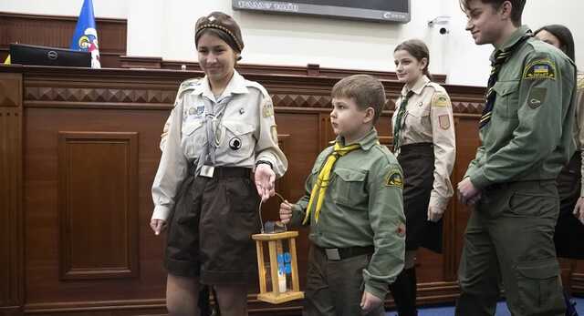 Пластуни принесли у Київраду Вифлеємський вогонь миру