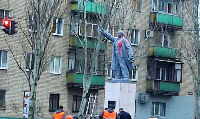 В окупованому Мелітополі пам’ятник Леніну облили "кривавою" фарбою