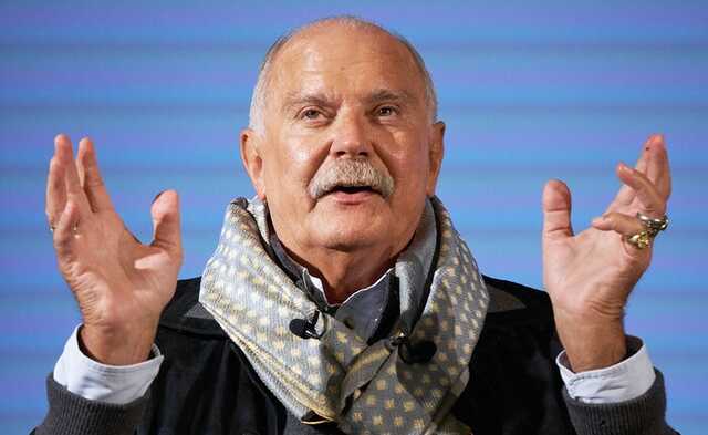 Путініст Міхалков після того, як потрапив під санкції ЄС, назвав Україну "улюбленою країною"