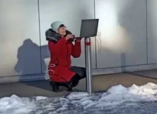 В обесточенном Киеве учительница провела урок прямо на улице: трогательное видео