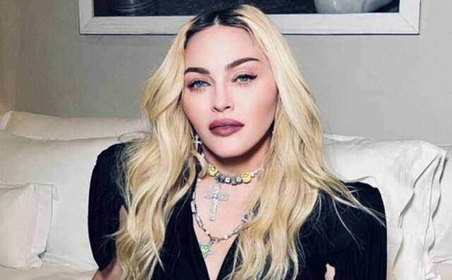 Мадонна записала видео, на котором жует и выплевывает украинский флаг