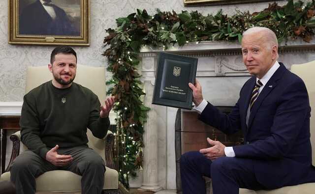 Зеленський вручив Байдену медаль українського командира батареї HIMARS