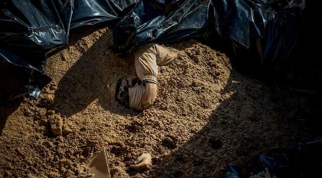 Поблизу Маріуполя виявили понад 10 000 нових могил