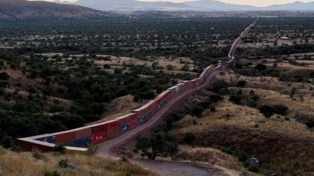 На кордоні США та Мексики демонтують "стіну Трампа"