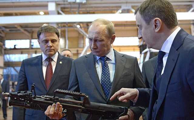 Як Ленін та Єльцин: Путін у Тулі заліз на військову техніку