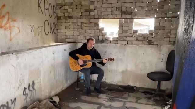 Вакарчук заспівав на Антонівському мосту у Херсоні