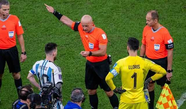 Арбитр финала ЧМ-2022, засчитавший "незаконный гол" Месси, впервые объяснил скандальный эпизод