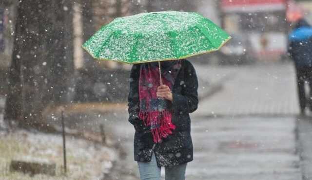 Дощ, мокрий сніг та туман: синоптики дали прогноз погоди на завтра
