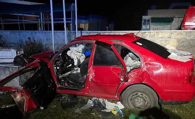 В Запорожье авто врезалось в бетонное ограждение: погибли трое