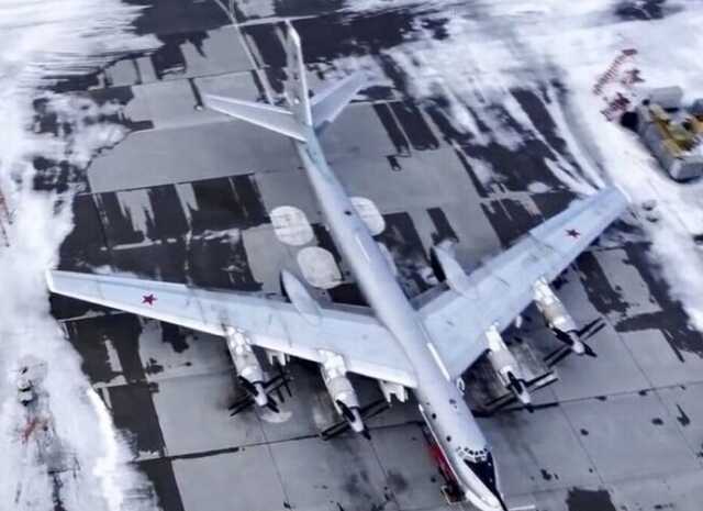 Росіяни влаштували істерику через "бавовну" на аеродромі в Енгельсі в день російської ППО