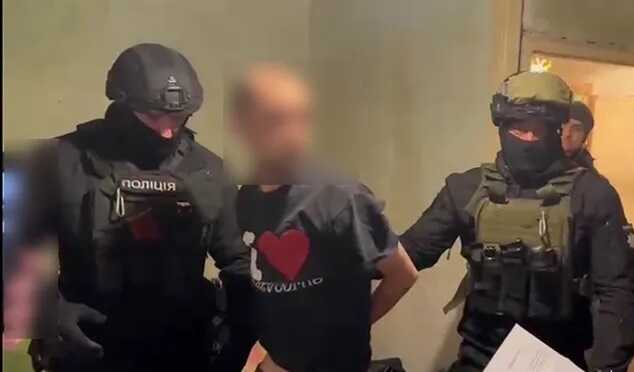 У Києві рецидивіст, погрожуючи ножем, пограбував жінку