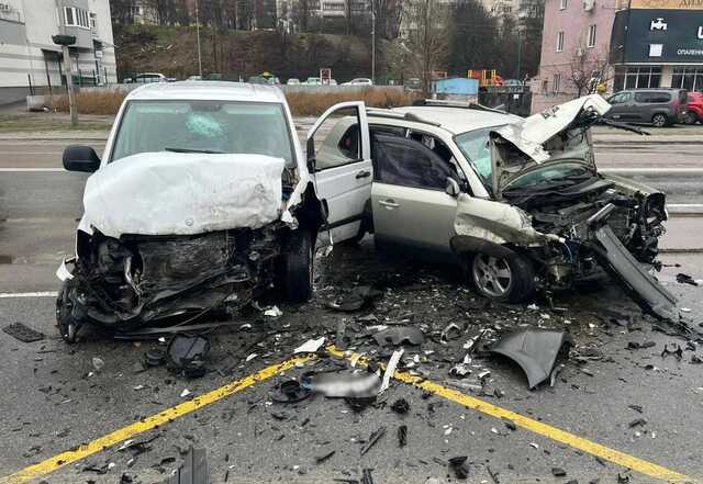 На Київщині сталося лобове зіткнення двох легковиків: постраждали 5 людей