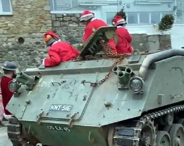 Пьяные Санта-Клаусы на БМП устроили хаос в британской деревне