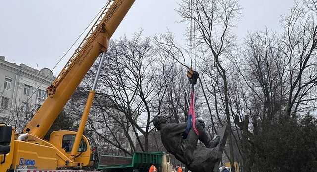 У Дніпрі знесли ще два радянських пам’ятника
