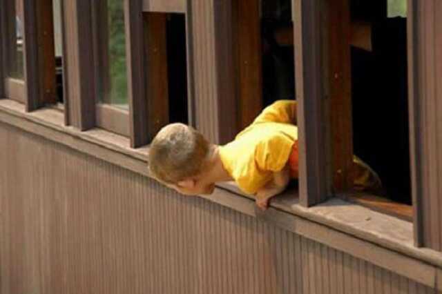 У Польщі затримали батьків 2-річного хлопчика, який ходив підвіконням висотки