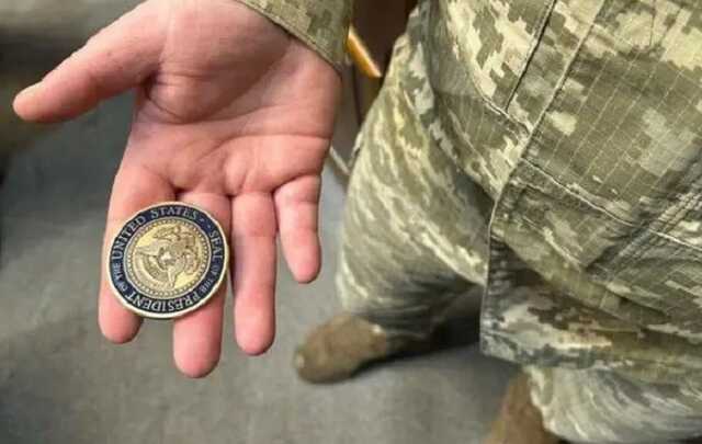 Зеленський у Раді передав командиру батареї HIMARS спеціальний символ від Байдена