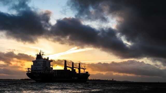 В российском Санкт-Петербурге вспыхнул нефтяной танкер