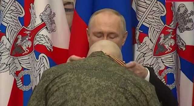 Путін нагородив Суровікіна за обстріл України