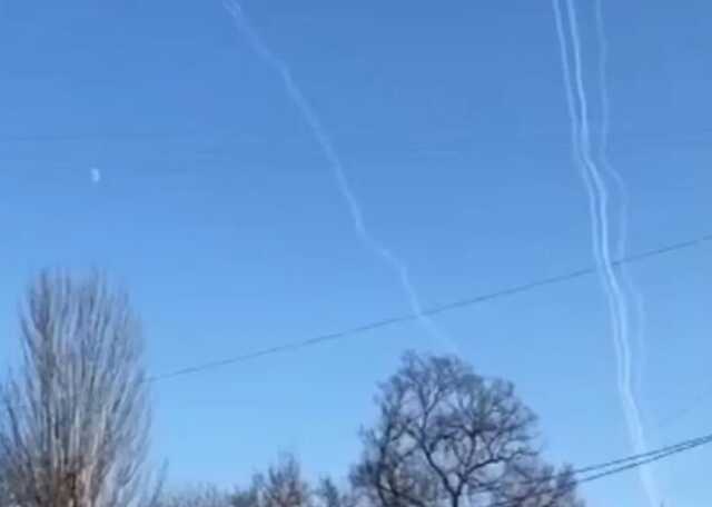 У Криму пролунали вибухи: в мережі з"явилося відео "салюту"