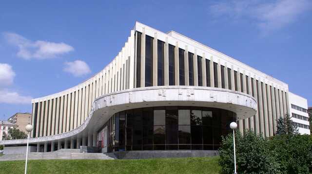 В Киеве в результате ракетных обстрелов поврежден Дворец "Украина"