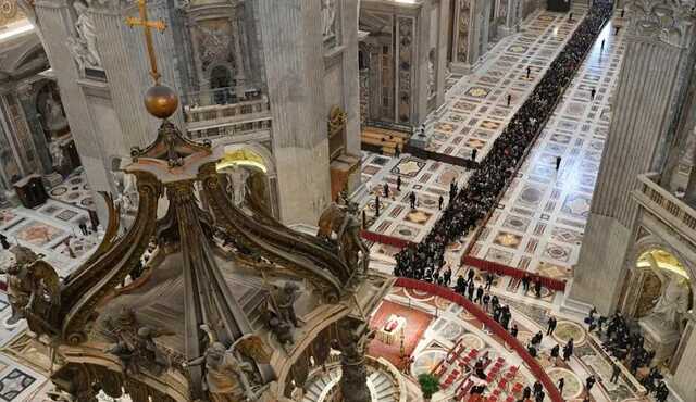 В Ватикане проходит церемония прощания с Папой Римским Бенедиктом XVI