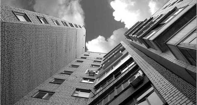 В Киеве на козырьке многоэтажки нашли тело женщины