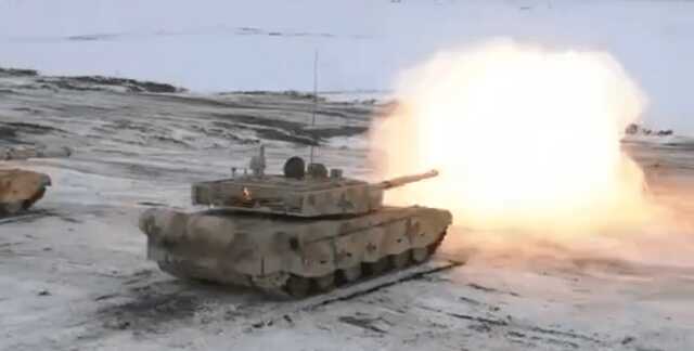 Для перемоги у гібридній війні: Китай провів масштабні навчання з танками та БПЛА