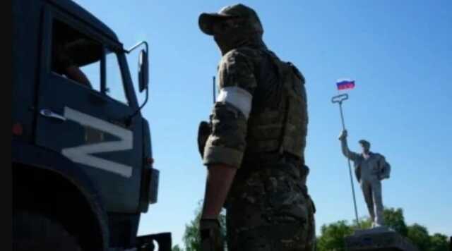 У Мелітополі перед комендатурою окупантів уже стоять черги за спецперепустками