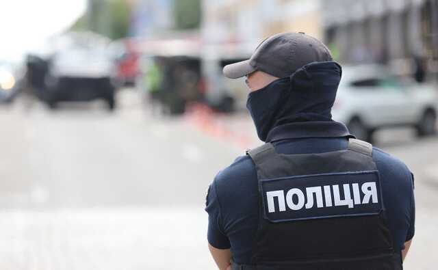 На Київщині поліцейські запобігли тяжким наслідкам, майже загасивши пожежу до приїзду рятувальників